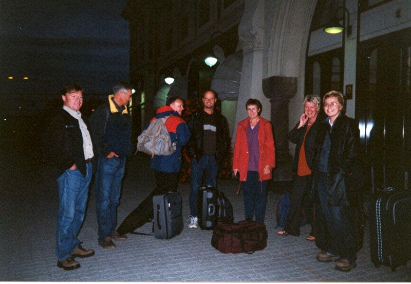 Her står gjengen på stasjonen og venter på toget. Med på turen er Terje Demroen, Niels H. Abel, Evald Langsjøvold, Ole-Jørgen Jensen, Bodil Slettemeås, Unni Lillehagen og Anita Olstad