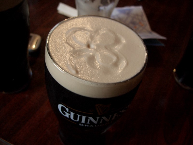 Enkelte steder får du servert Guinness med en trekløver... Den på bildet er riktignok laget i etterkant med fingern