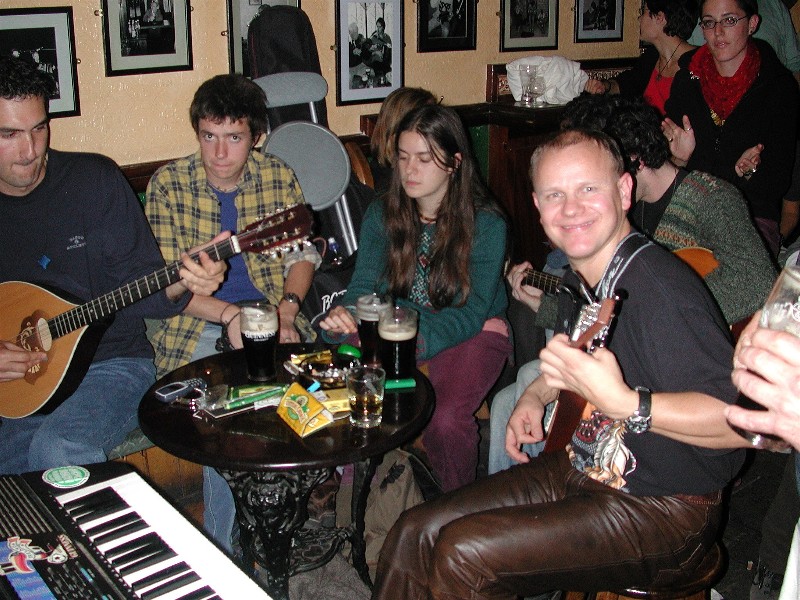 Her er Evald i kjempe humør. Hva er vel ikke bedre enn å få jamme sammen med irske musikere på Tigh Coli'?