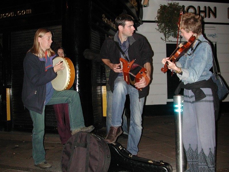 I gågata i Galway er det flott Irsk musikk 'døgnet' rundt.