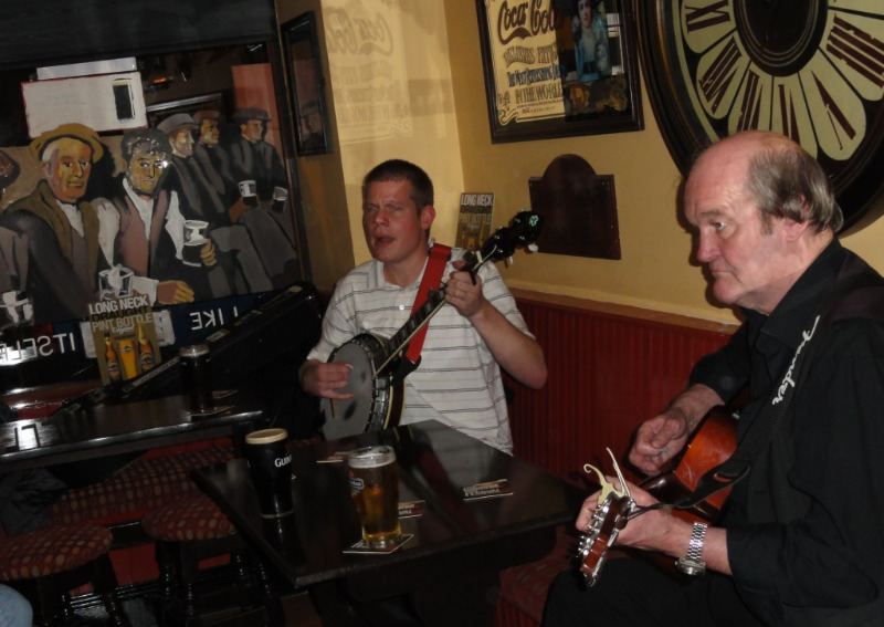 Våre venner Kewin og Robert på puben The Galway Shawl.