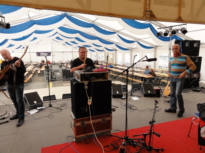 Jan Gunnar Martinsen 'lydmannen' i øl teltet, sjekker den digitale tuneren på Martin Grand Perfprmance gitaren